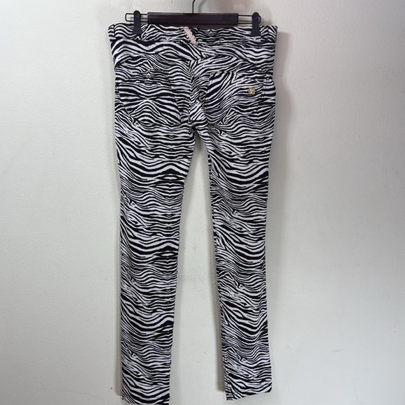 (H1) FREDDY WR.UP®COMFORTABLE SHAPING PANTS with a Sebra print, size 10 - Picture 4 of 13